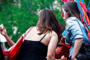 Un gruppo di ragazze, inquadrato da dietro, si fa un selfie