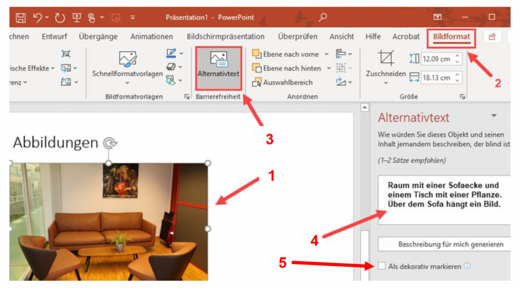 Schermata di MS PowerPoint che evidenzia una foto selezionata e il pulsante "Testo alternativo" nella barra multifunzione. Nell'area Testo alternativo, una freccia indica il campo di testo in cui inserire il testo alternativo. Sotto di esso si trova la casella di controllo "Segna come decorativo".