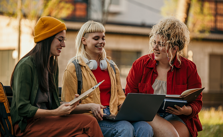 Rollenspiele mit KI. Studentinnen üben mit KI schwierige Gespräche